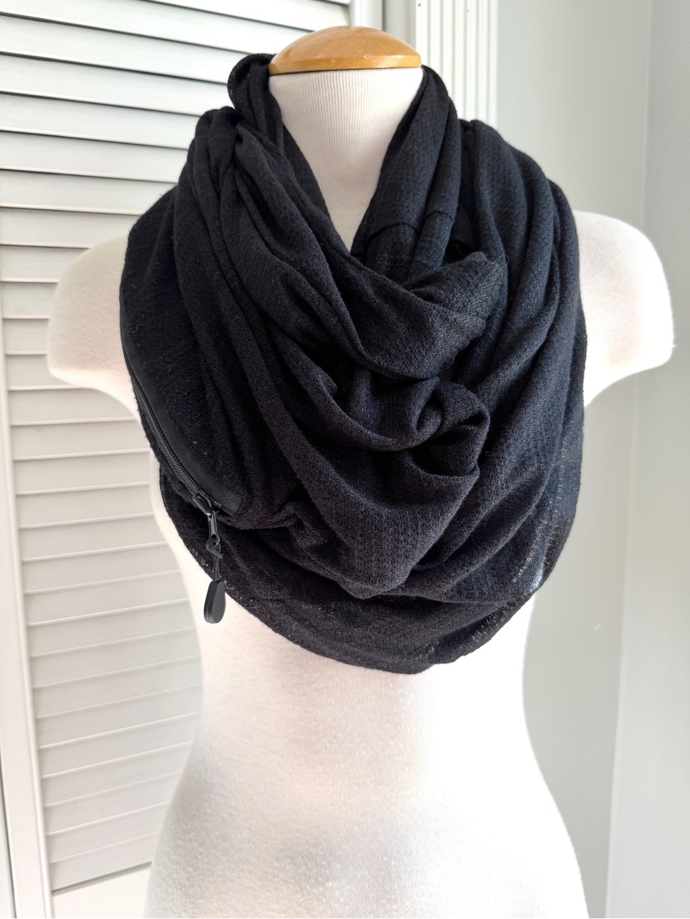 🐿️ SHOLDIT Black Shimmering Metallic Infinity Scarf w/ Secret Zipper Compartment